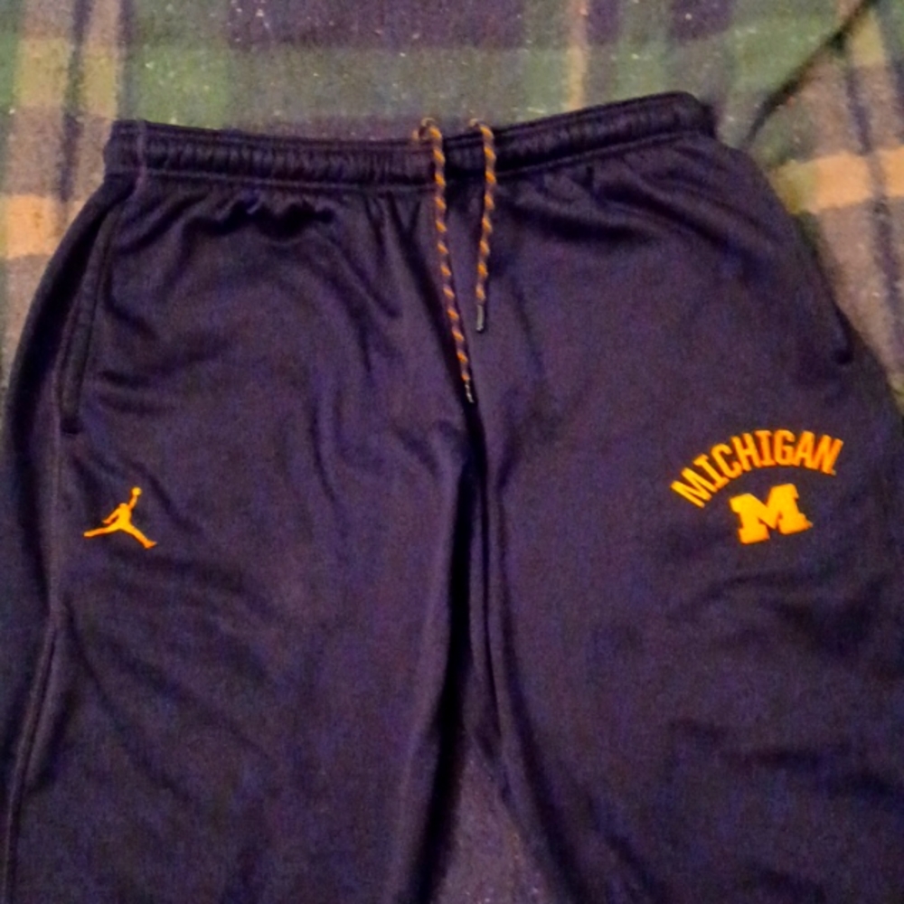 Air jordan XL Michigan therma-fit sweat pants!!